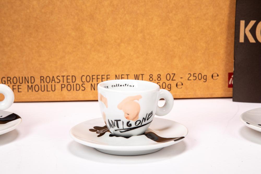 Jannis Kounellis – Soubor čtyř espresso šálků Illycaffè „Illy Collection“, číslováno a signováno (2005) - Obrázek 2