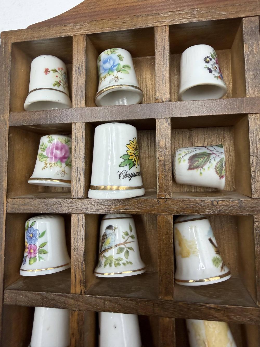 Malá nástěnná polička s 20 porcelánovými náprstky - Obrázek 2