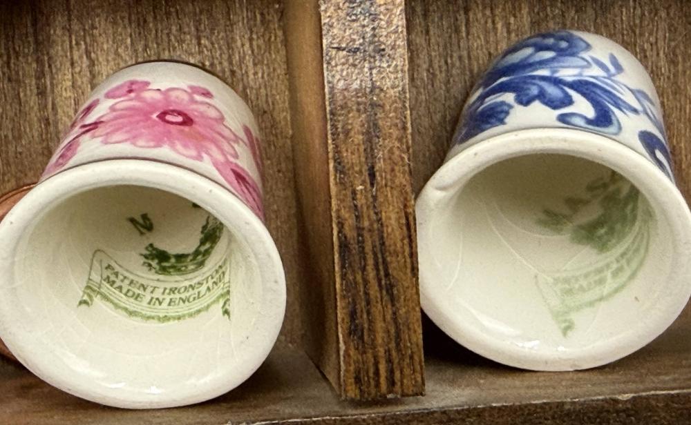 Malá nástěnná polička s 20 porcelánovými náprstky - Obrázek 3
